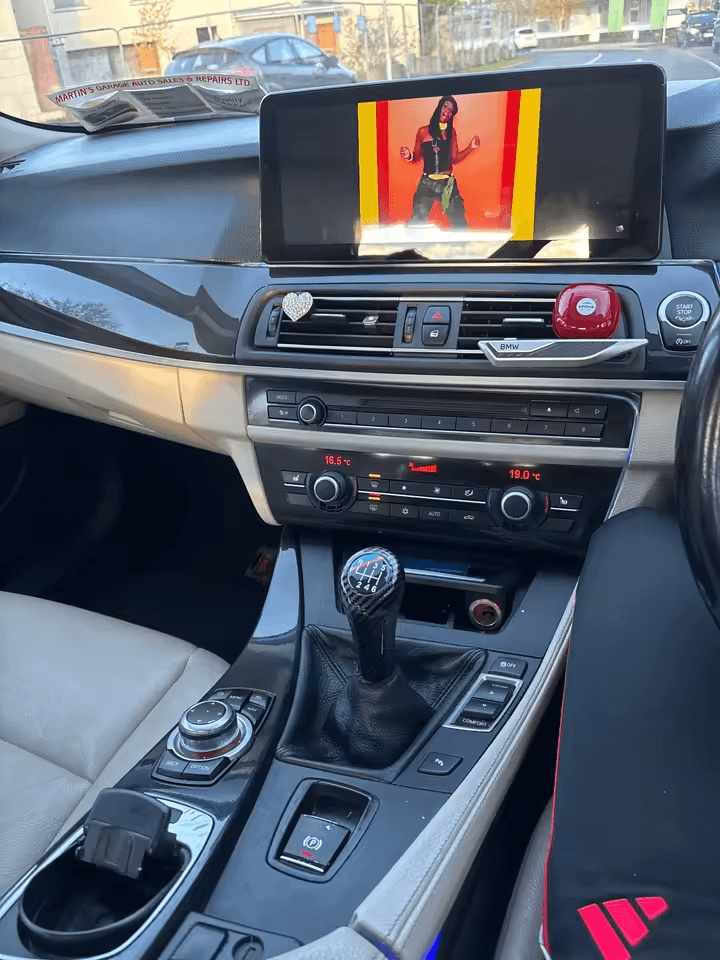 BMW 5-Serie GT F07 09-17 - 12,3" Radio m. Apple CarPlay og Android Auto installed in a car interior.